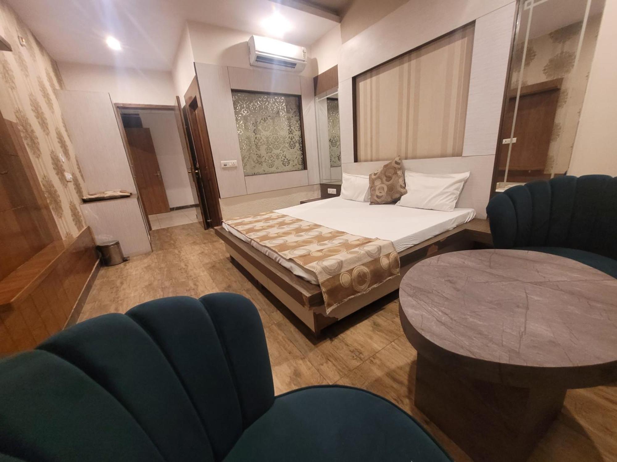 The Aura Grand Hotel & Banquet - A Unit Of Sitara Kollection Hotels Rohtak Extérieur photo