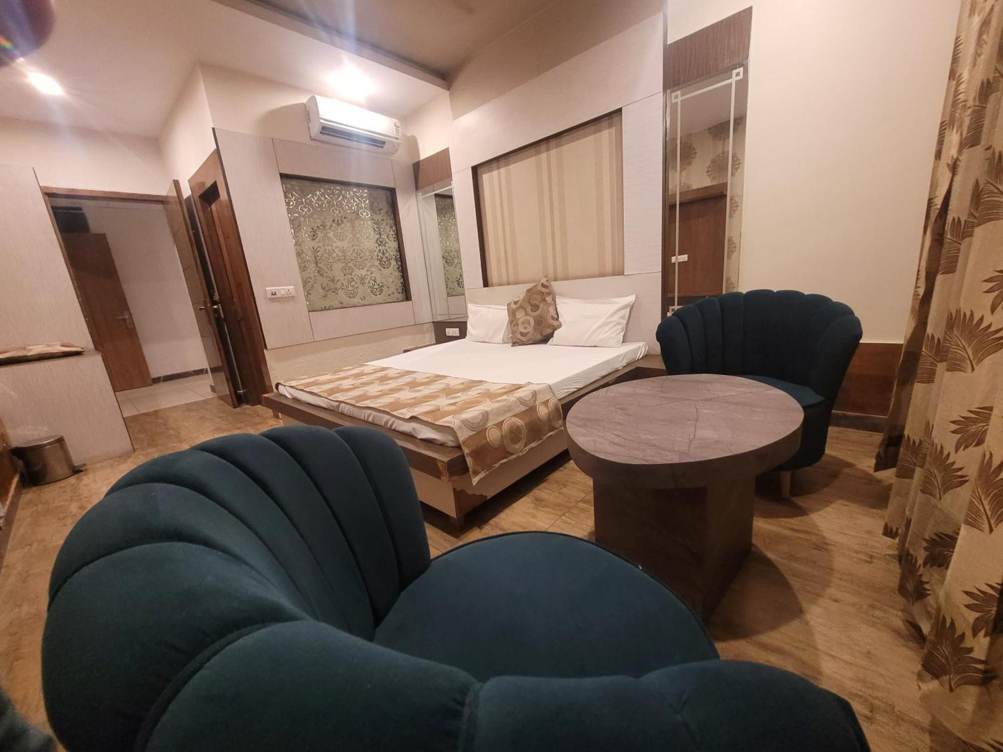 The Aura Grand Hotel & Banquet - A Unit Of Sitara Kollection Hotels Rohtak Extérieur photo